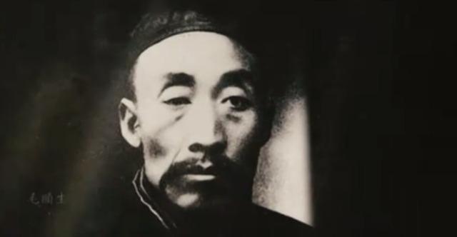 毛泽东回到故乡偶然见到一张合照，坚持要带走，并当众回忆父亲常常打他1886年初