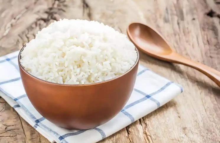 调查发现：老人若减少吃米饭，用不了多久，身体会有5大变化门诊里来了位七十多岁