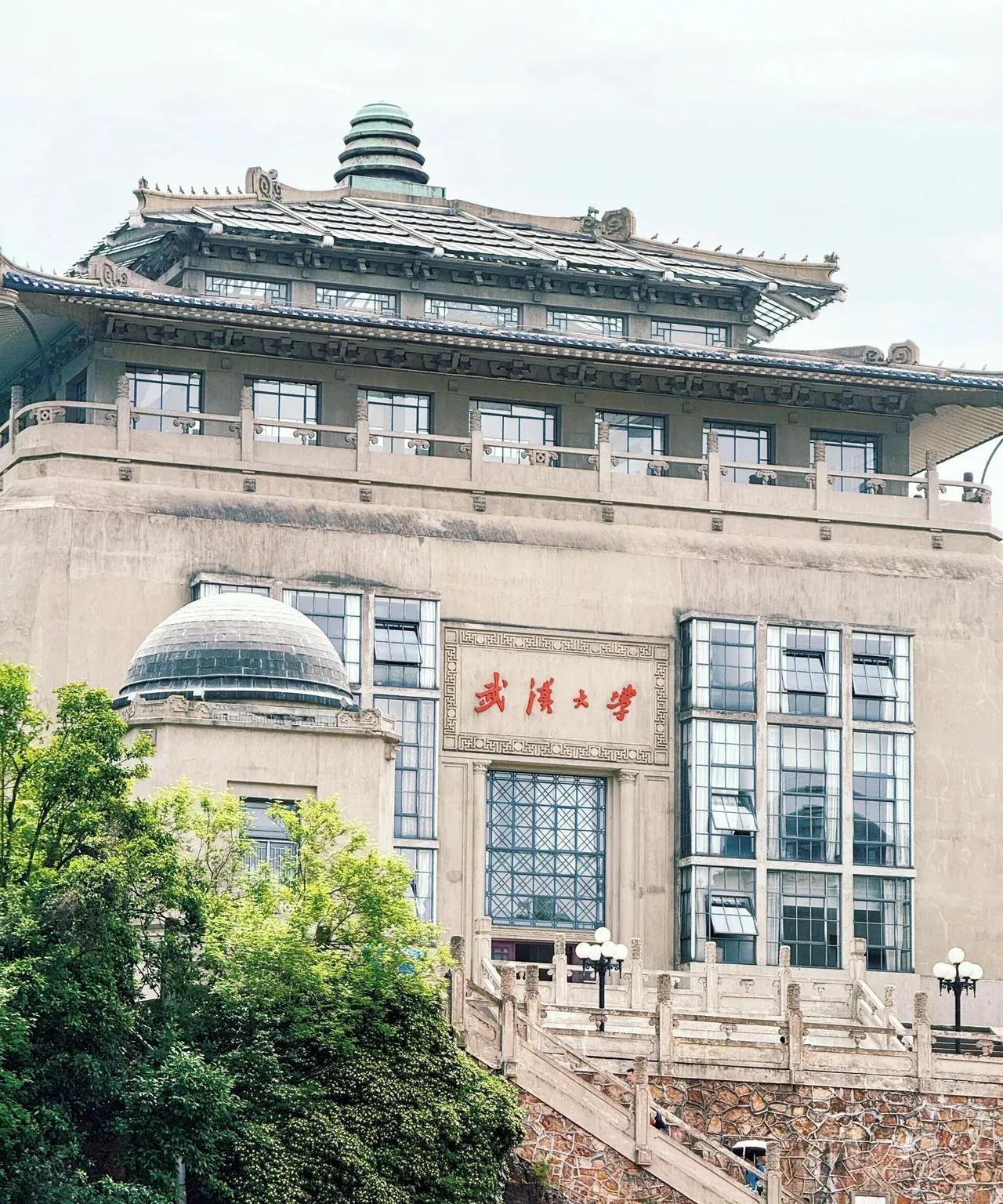 武大“杨”火了，她告校友在图书馆性骚扰她，她挺懂男人，她挺自信，她怀疑校友以她为