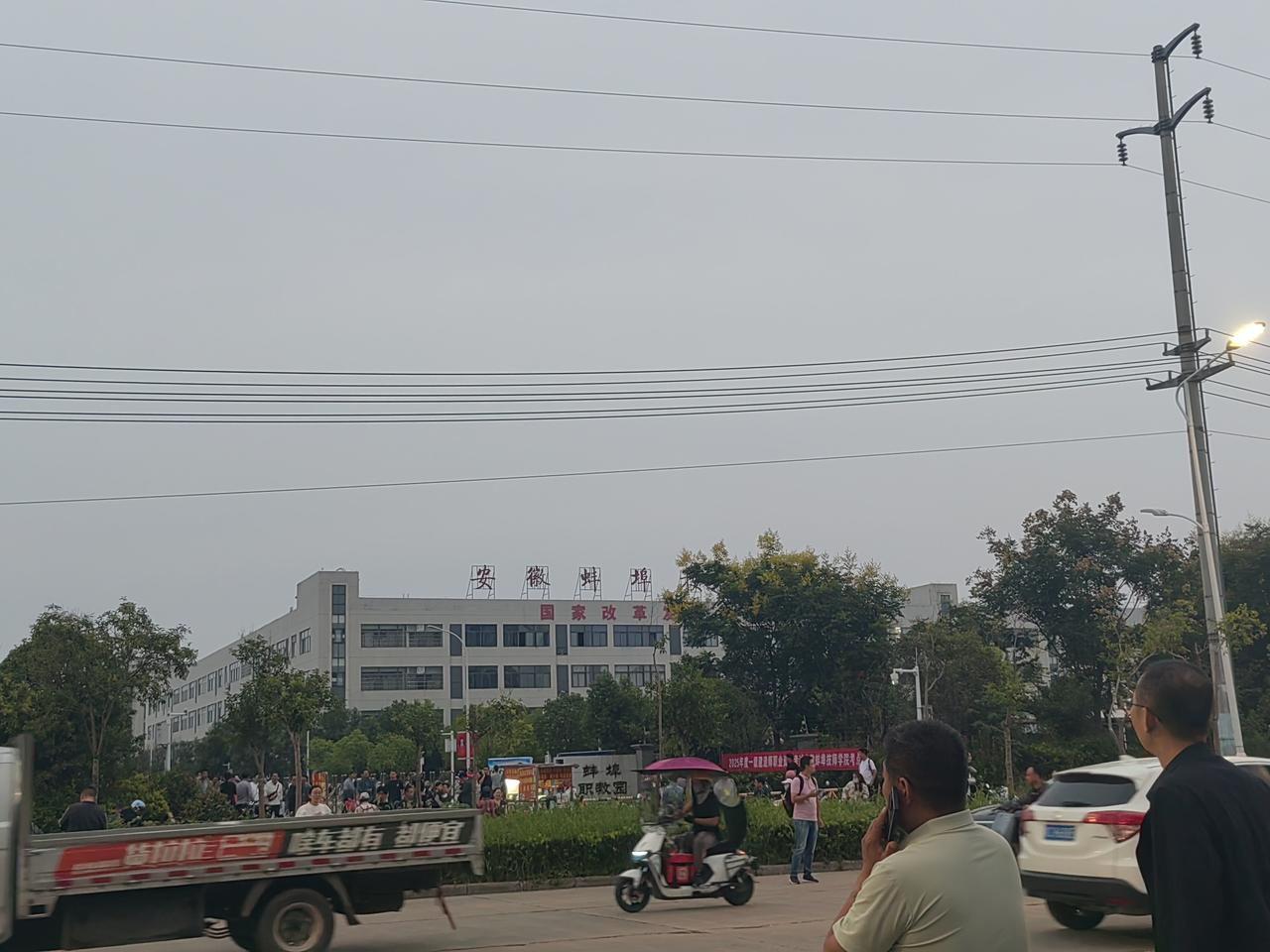 一年一度的一建是终于落下帷幕了，谈谈自己今天下午考水利实务的感受吧，我们常说的工