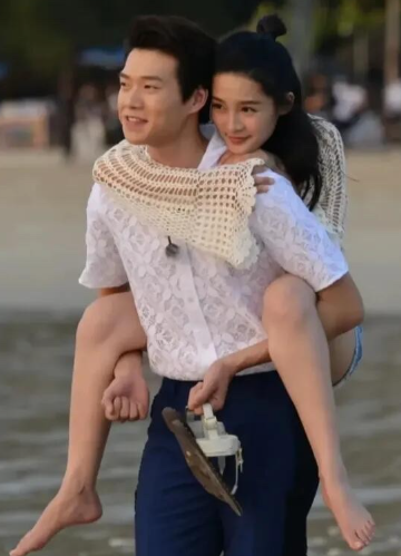 看了一下背着李沁的这一位男演员挺有绅士风度的，他的手放的位置挺好的，不知道他叫什