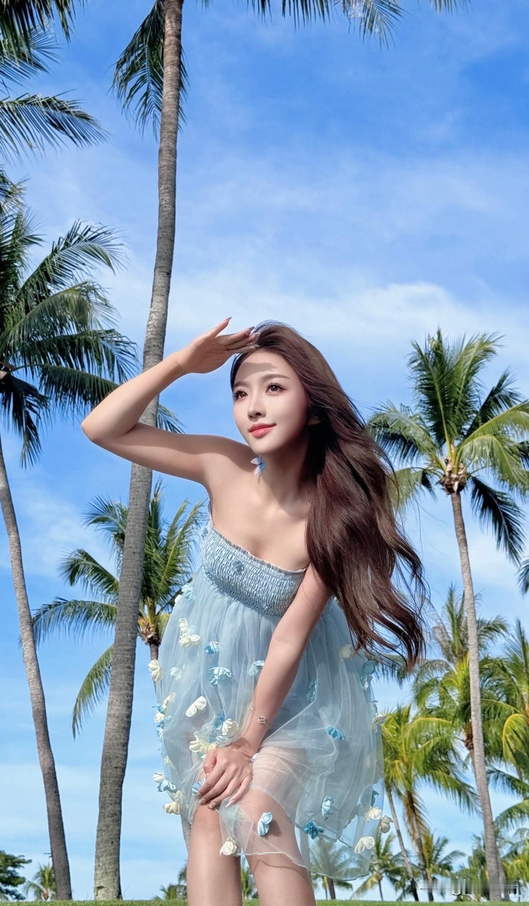 阳光沙滩下的清新少女，海风吹拂，心情舒畅！🌞🌴💙