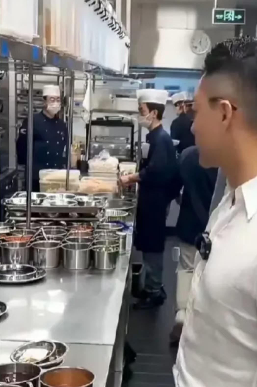 罗永浩和西贝打架，没想到最大的赢家，不是汪小菲，也不是董宇辉，竟然是麻六记的