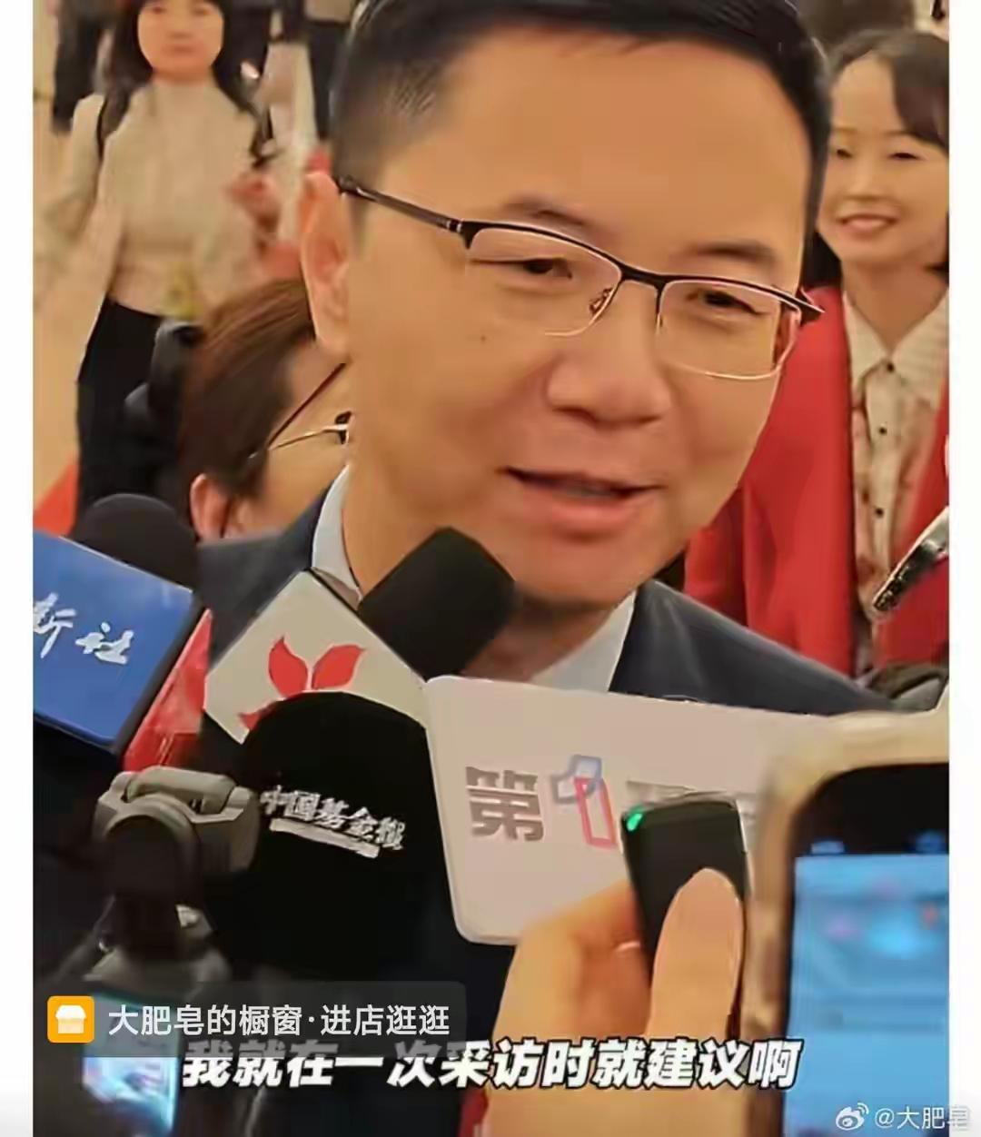 有时候放假和双休之间只隔一两天，如果不调休可能放一天假上一天班再休息两天，这就把