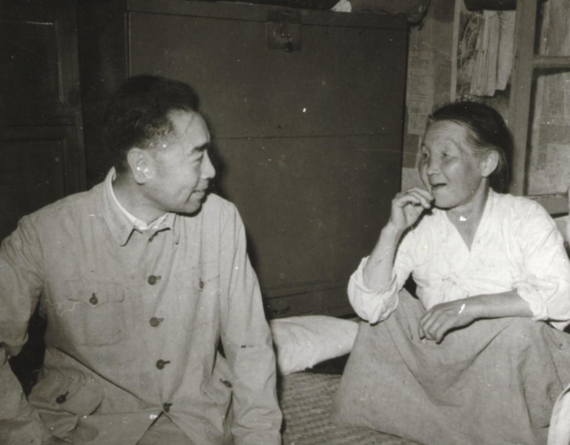 1962年，周恩来总理视察铁岭期间，特意走访了朝鲜族社员家庭。当他走进朴庆淳家时