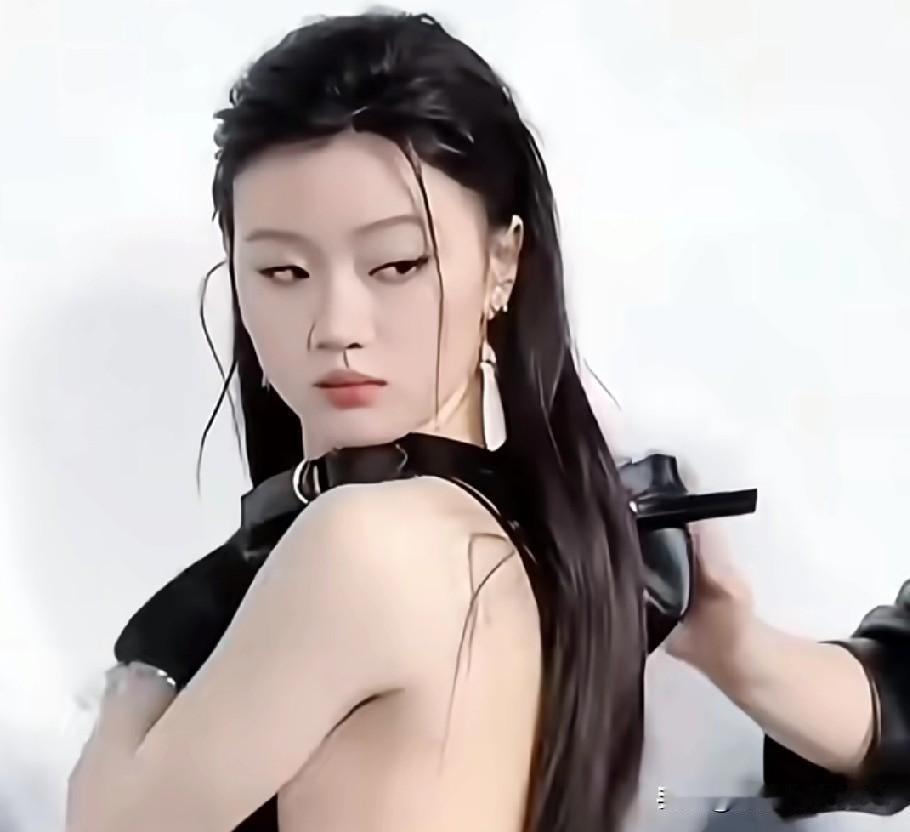 单依纯这造型设计可真够大胆的！那黑色装饰宛如一小片海苔，竟能粘得如此牢固。