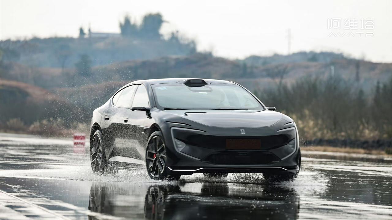 新阿维塔12内饰官图放出来了，依旧是熟悉的阿维塔原创风格，方向盘确实挺有意思的，