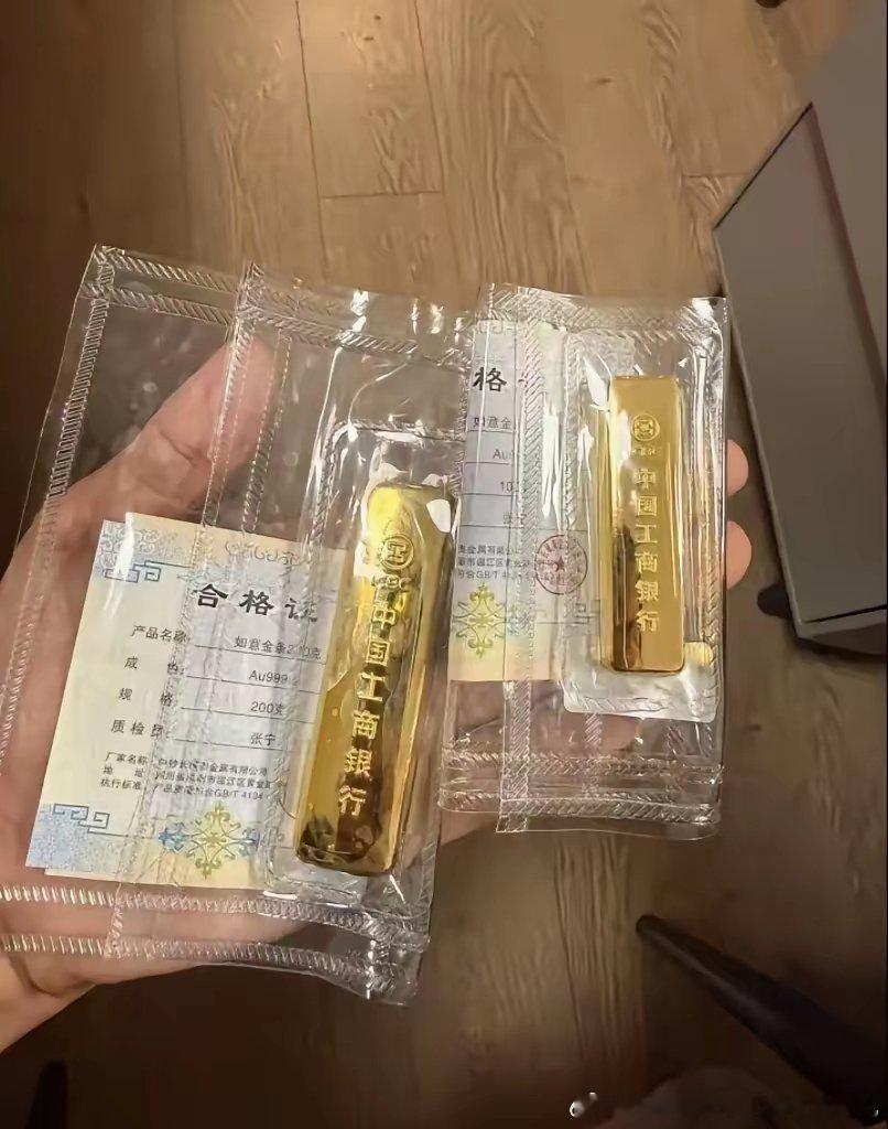 截止7月25日黄金已经彻底跌失控了，国际暗金跌到了881每克，看得我整个人都麻了