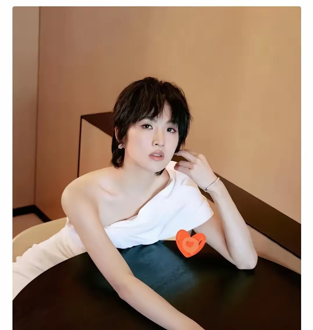 姚安娜又在剧组抢买单！郭京飞一句话，撕开了富二代的体面郭京飞都无奈了：