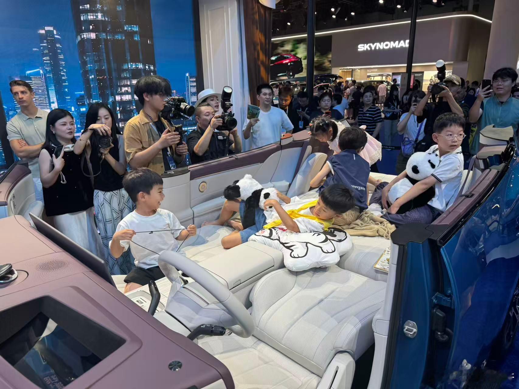启境GX7这个展车做得太直观了，直接展示了一键成床的效果，小朋友们爱不释手呀成