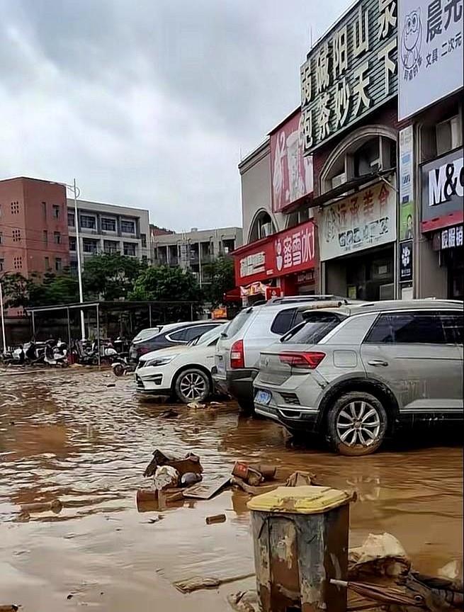 在怀集县城，随处都见到被洪水浸泡过的私家车，数量很多很多，车身裹了一层泥浆，车里