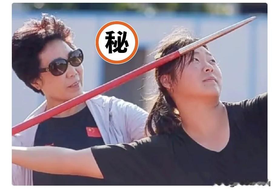暖心，严子怡的教练是卢秀荣，她1964年出生，是宁波体校的标枪教练员，最近几年也