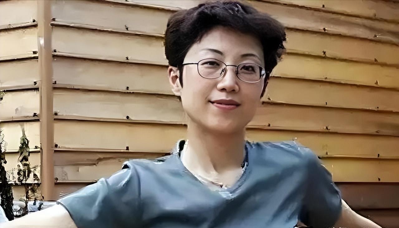 她手持美国绿卡，儿子是美国公民，借回国探亲收集情报，定期向台方传递涉密文件、内部
