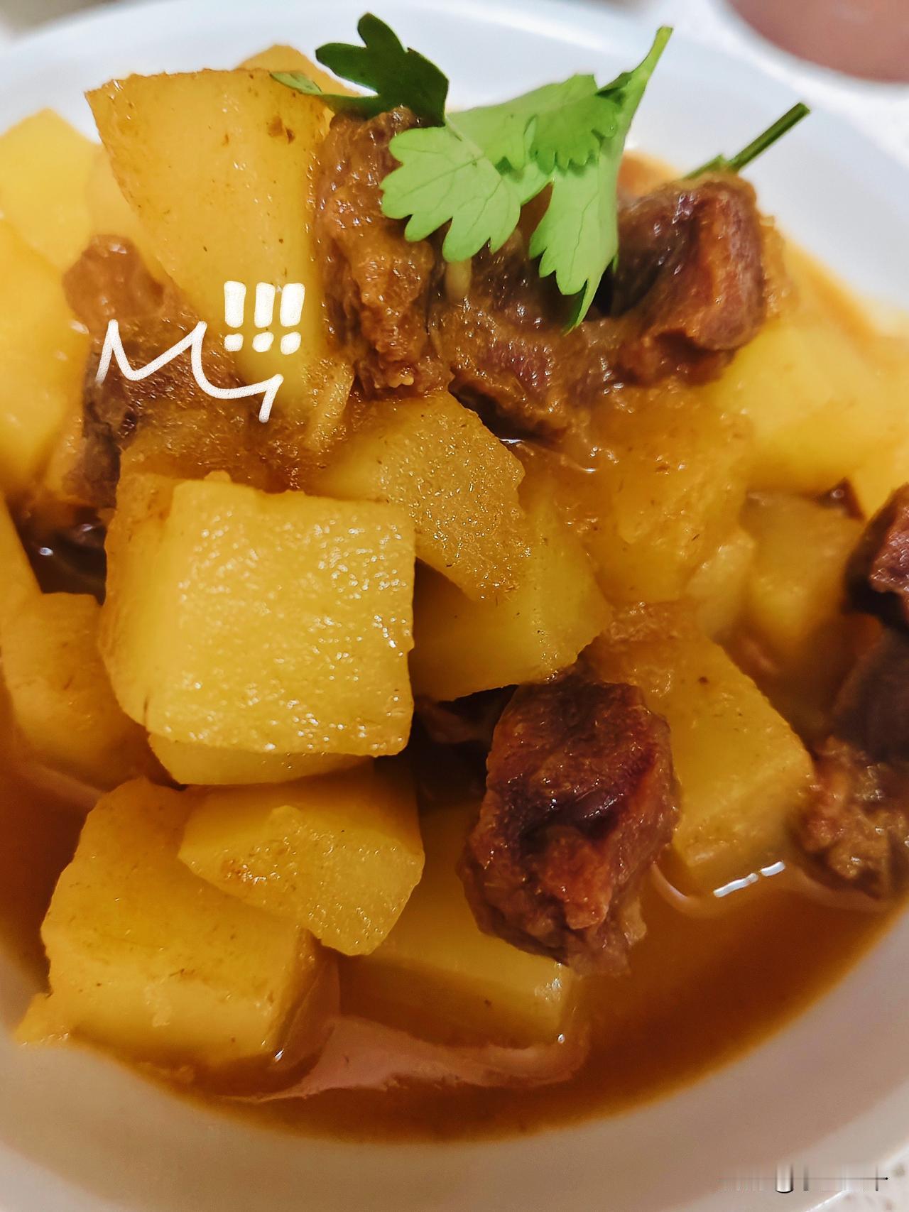 两天的晚饭并一起了，每晚三个，昨晚上泰式咖喱土豆烧牛肉，一袋七块多的泰式黄咖喱酱