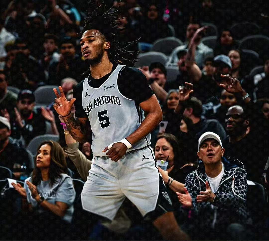 马刺再胜独行侠，这一战彻底认清三名球员和上一场不同，文班没有发力，弗拉格表现平