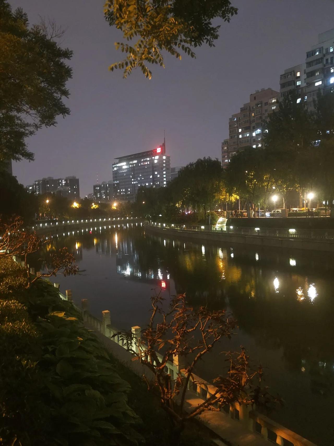 昨晚同学聚会，散会时已近九点，我打了一个网约车，不知为啥这个司机先后两次来电话确