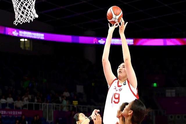 众人忧她千百度，蓦然回首，那人却在，高速签字处。说的是张子宇签约高速的事，本