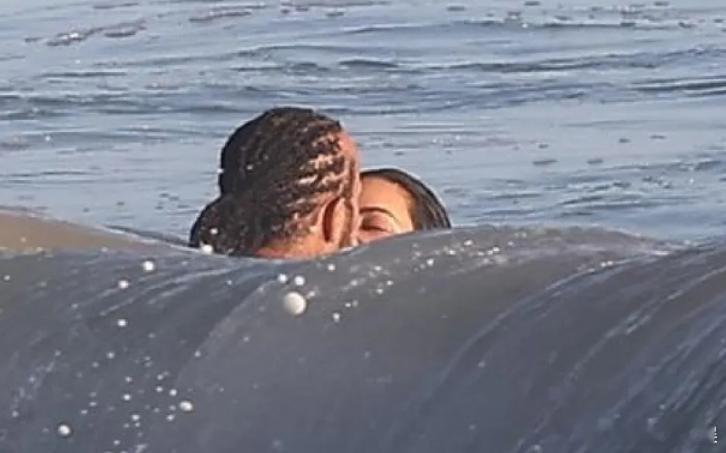 金卡戴珊汉密尔顿海里亲吻金·卡戴珊和新男友F1车手刘易斯·汉密尔顿日前在加州马