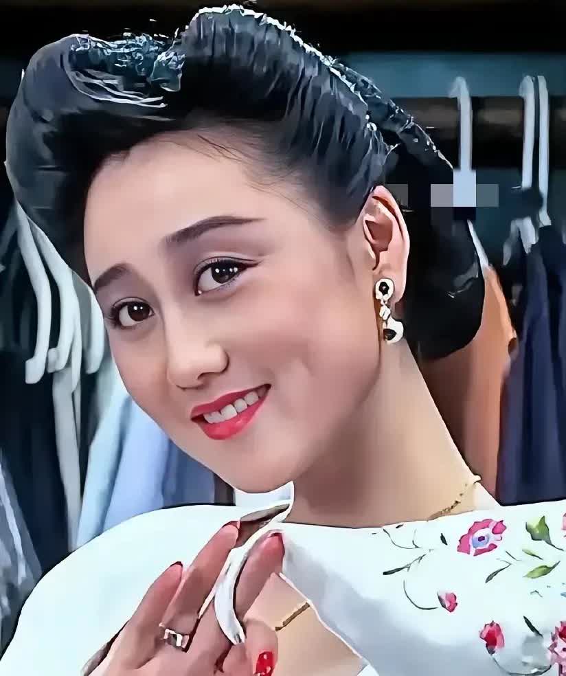 怪不得梅艳芳喜欢向太陈岚，而讨厌李连杰的老婆利智，不是梅艳芳嫉妒她的美貌，也不是