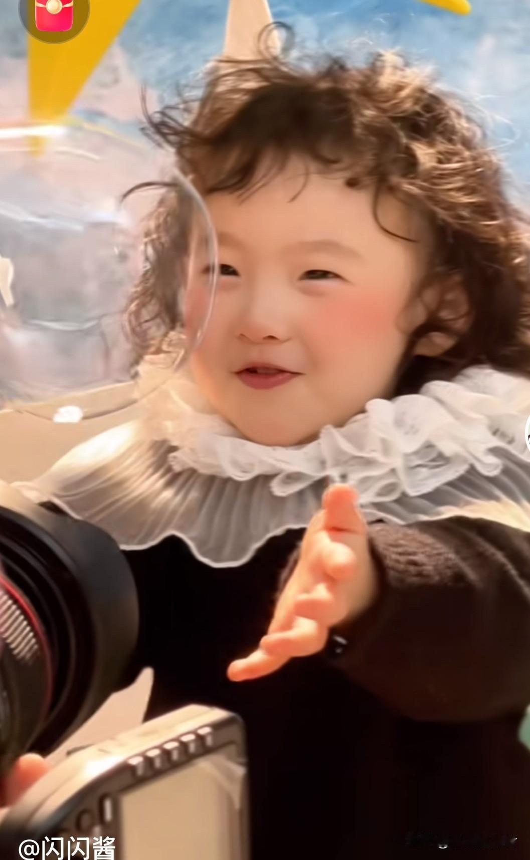 今天傍晚，黄一鸣更新了一则闪闪的写真视频。视频中，闪闪各种造型着实可爱极了。虽说