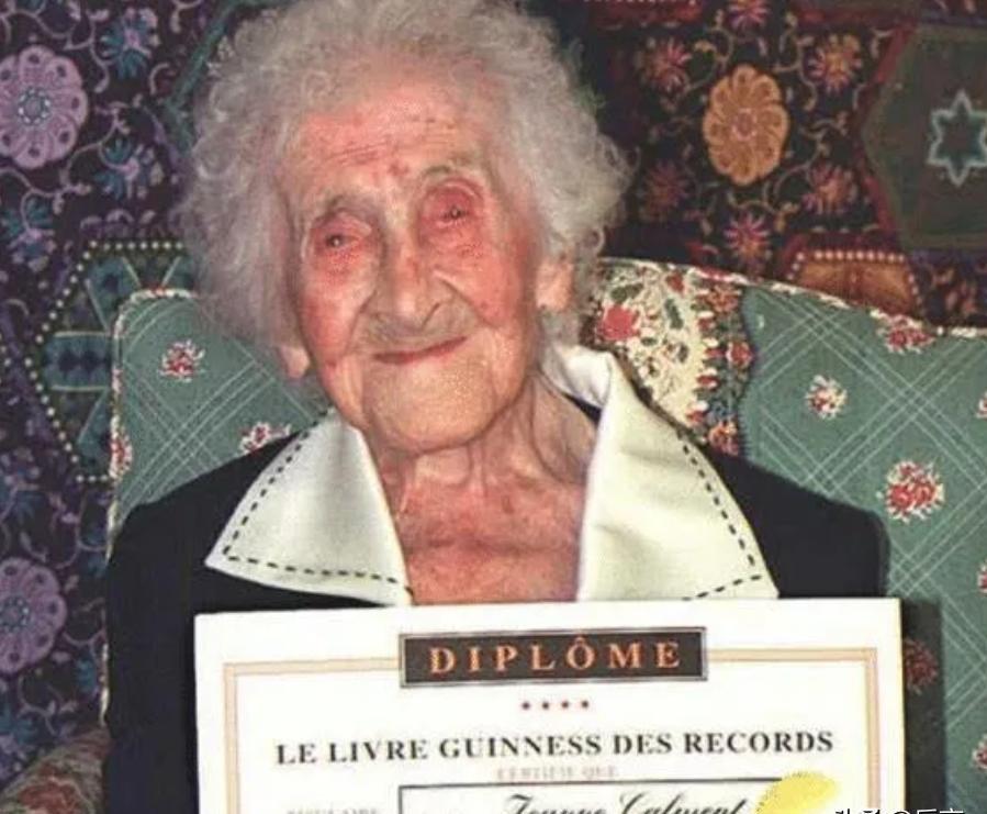 “等我把老太太熬走了，她的房就是我的了。”1965年，法国一位47岁律师，结识了