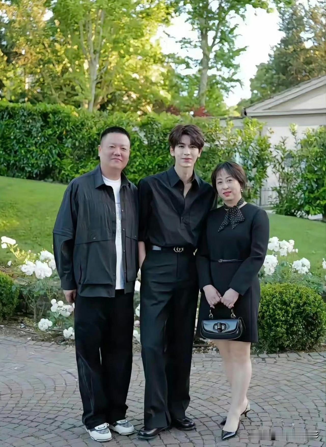 张凌赫妈妈在社交平台晒出一家三口全家福，温馨日常的画面引发网友热议。不少人感慨张