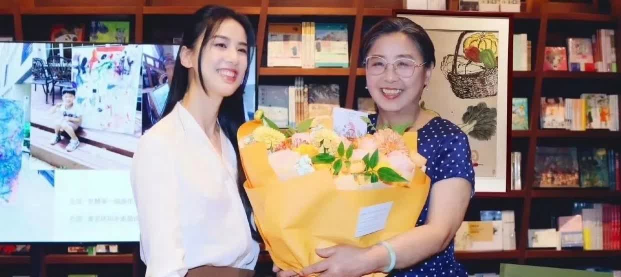 看到黄圣依写给妈妈的信，特意又去查了一下妈妈邓传理的身世，不查不知道，一查不得了