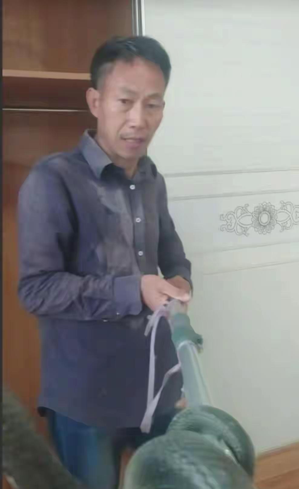 “揪心又费解!”湖南邵阳icon59岁网红老尹,直播抓银环蛇时被咬伤,就医后因嫌