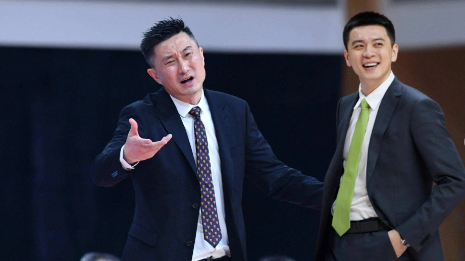 杜锋想“揍”杨鸣恐怕未来机会已经不多了。杨鸣带领巅峰期的辽宁队取得三冠，其中有两