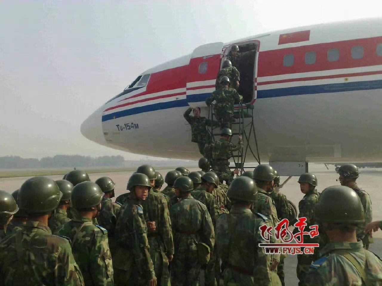 飞扬军事2008年5月13日，正在开封机场准备登机的空降15军官兵，由于