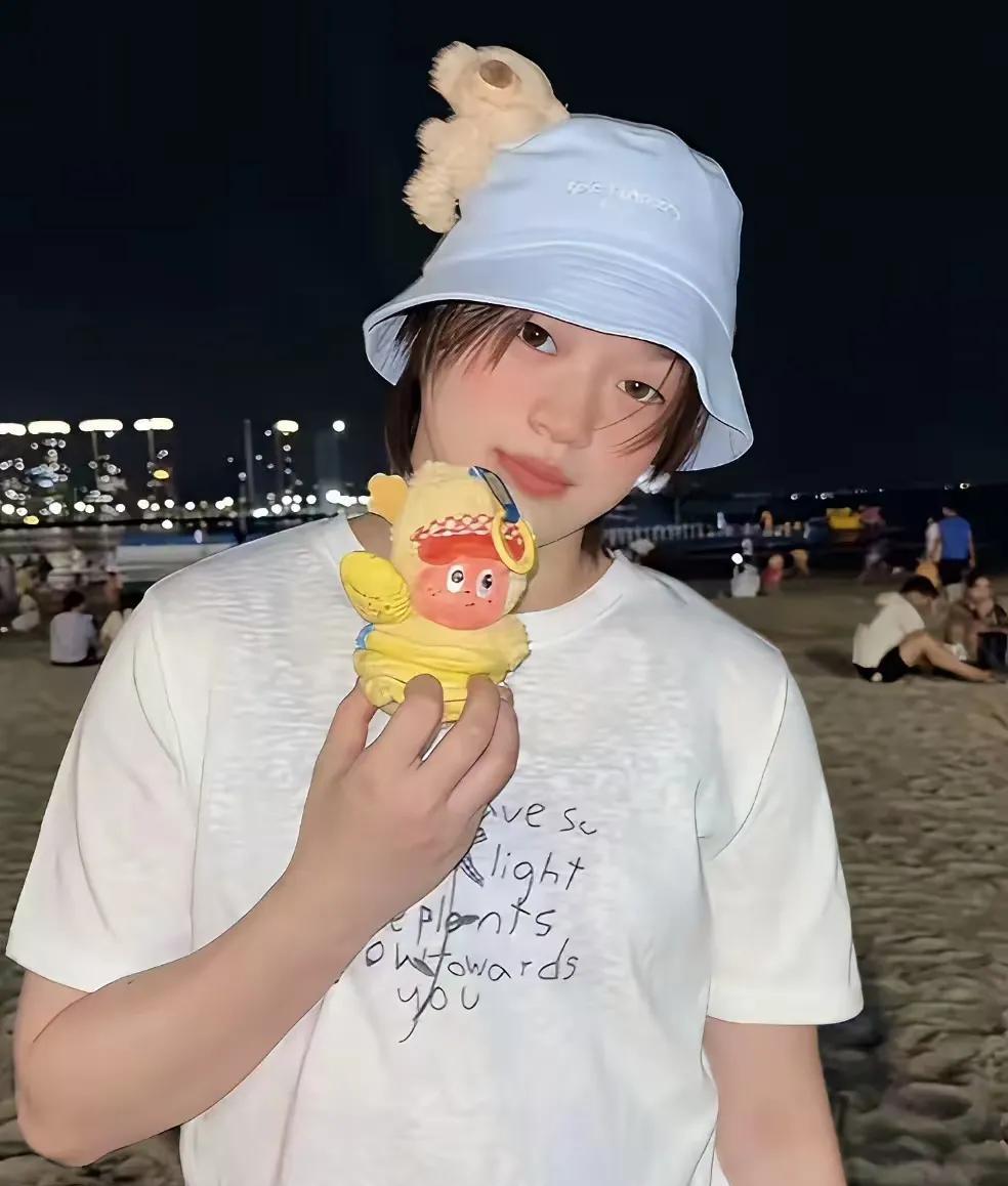 全红婵站在跳台边沿时，或许也没料到，长大的代价如此具体。7月21日，她因腰
