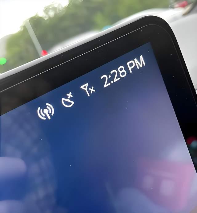 手机信号总“掉链子”？真相藏在这些细节里！写字楼、地下车库、高铁上，总有人举着