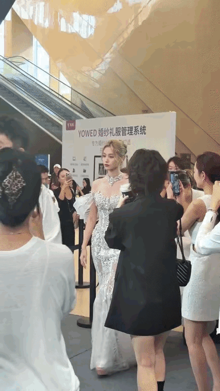 长得那么漂亮，可惜一直火不起来！[哭哭][哭哭]