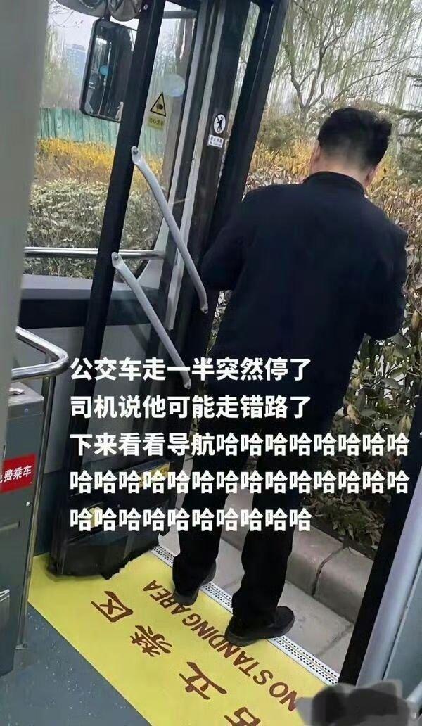 在小区地下停车场突然发现后面跟着的车也有小蓝灯，地库黑看轮廓也不是新势力，还想看