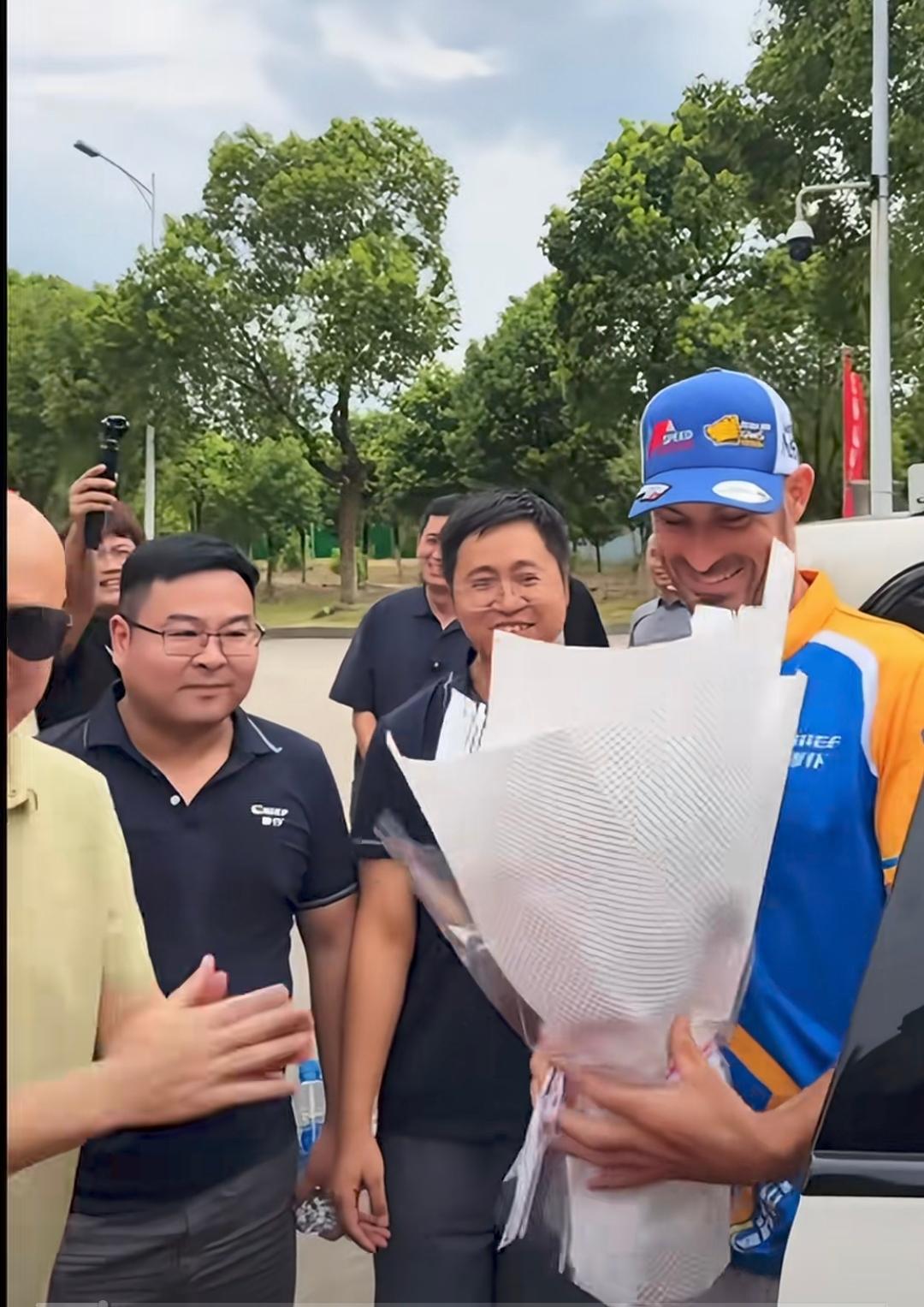 我虽然很尊重德比斯参加的商业活动，但是很明显，没有第一站去重庆，去见张雪。他的开