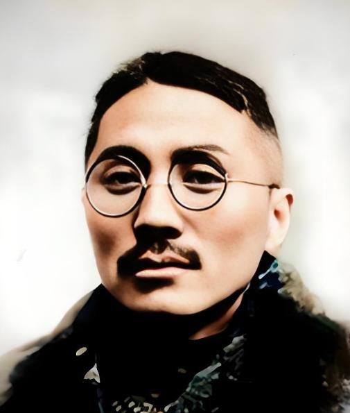 1936年10月20日夜间，广西梧州一处不起眼的民宅里，一名神秘中年男子刚刚踏进