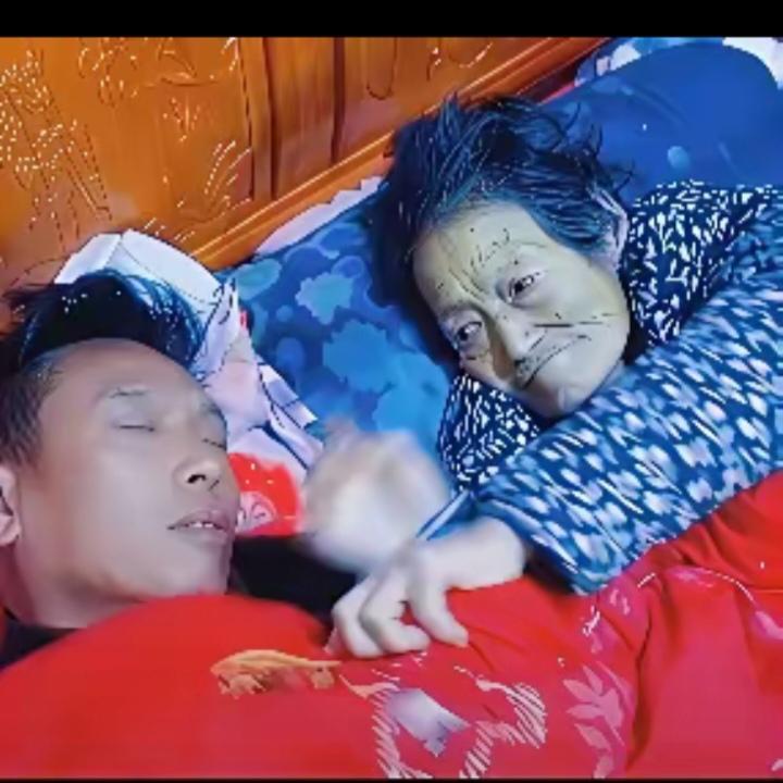 泪目了!男子伺候病危的母亲，由于太疲倦睡着了，醒来时，发现母亲已经走了。回