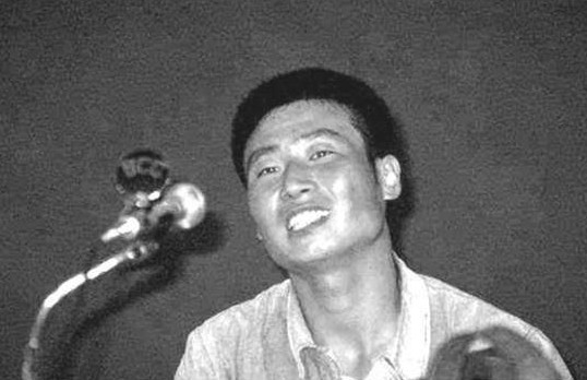 1983年，曾叛逃到台湾的飞行员王学成结婚了，在婚礼上，王学成笑得满脸灿烂，开心