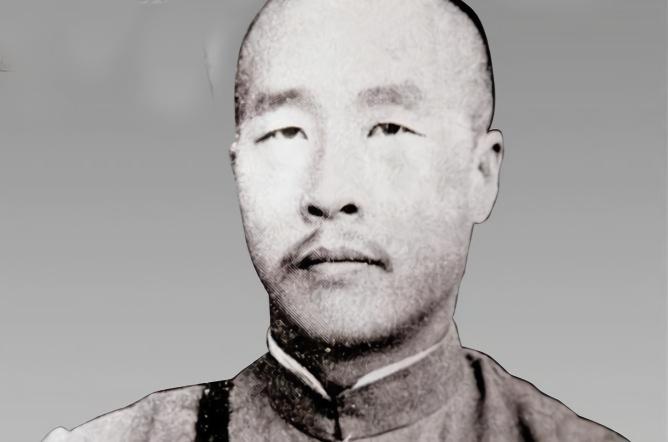 1938年1月24日，武昌一栋小楼里，一个佩戴上将军衔的男人被两个特务架下楼。刚