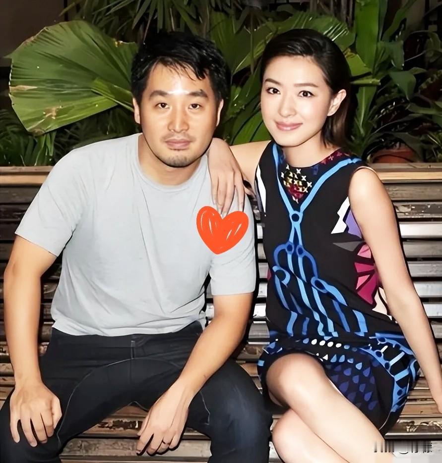 万茜的老公是圈外人，名叫徐洪涛，1972年出生，比万茜大了10岁。这年头，