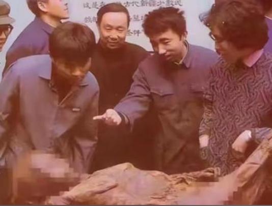 1994年，湖北荆门，一伙农民用麻绳套住一具女人的脖子，将她从沉睡2300年的棺