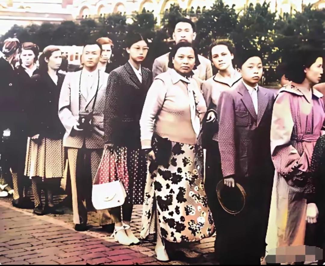 刘思齐手提白色包包，与母亲张文秋排队，等待入场参观列宁墓。这个画面拍摄于1