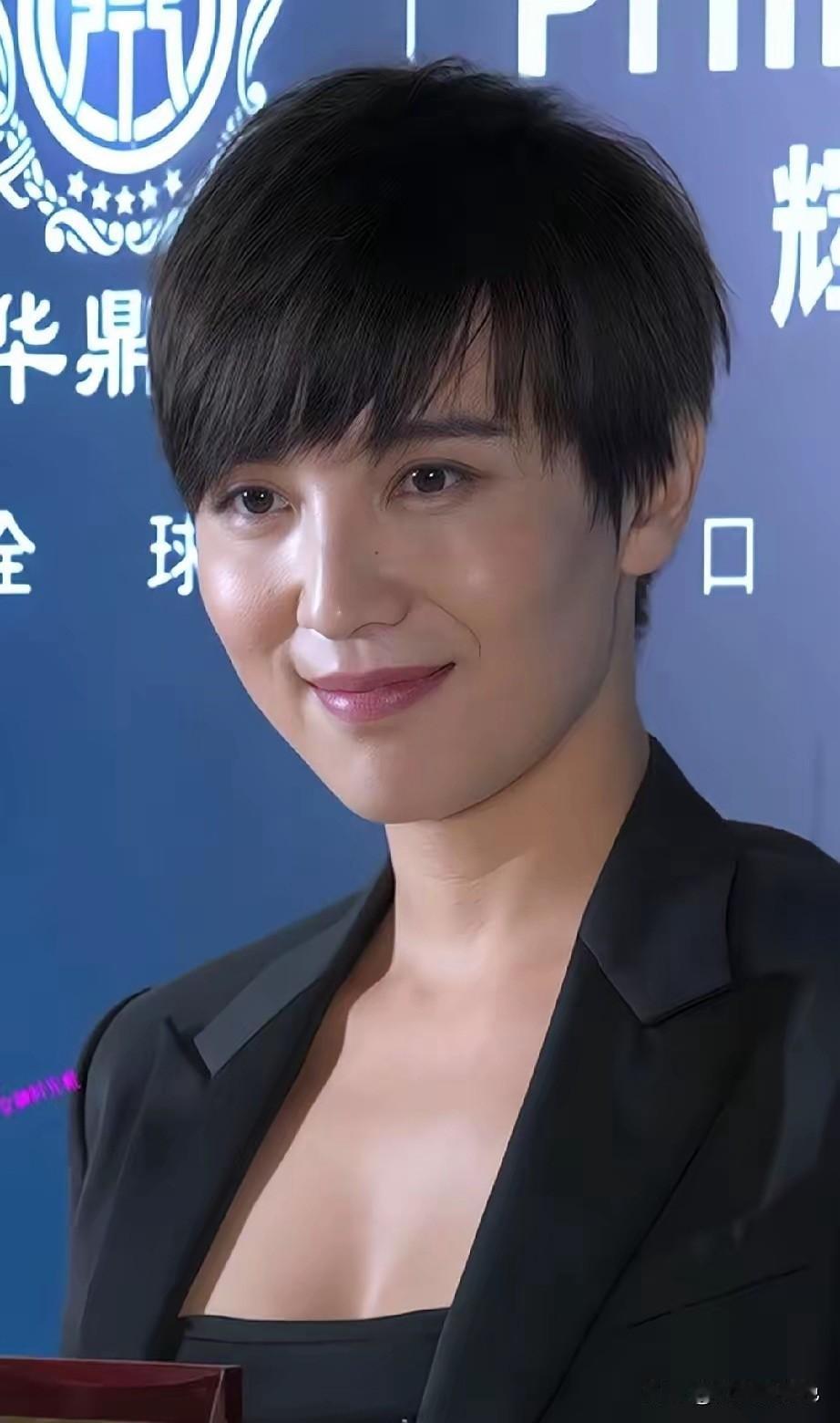 短发有点撞脸李莫愁。
