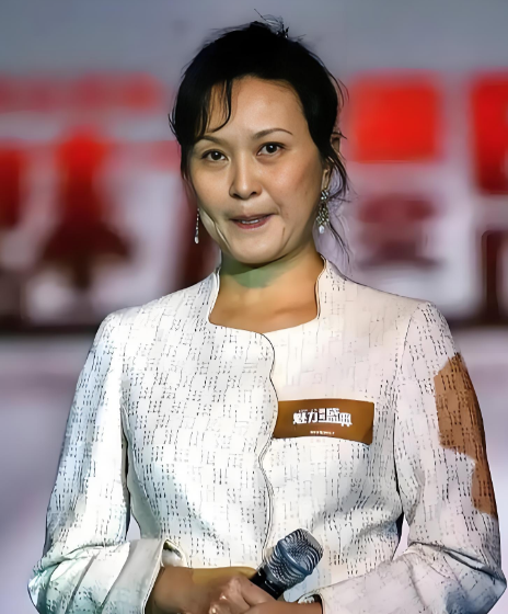 年轻的时候的她惊艳绝伦，现在美人迟暮变成老太太了。1957年生于天津的她，可