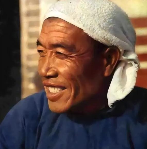 陈永贵的烟瘾大得很，在大寨抽的是自家地里种的土烟，进了京改抽香烟，但都没超过3毛