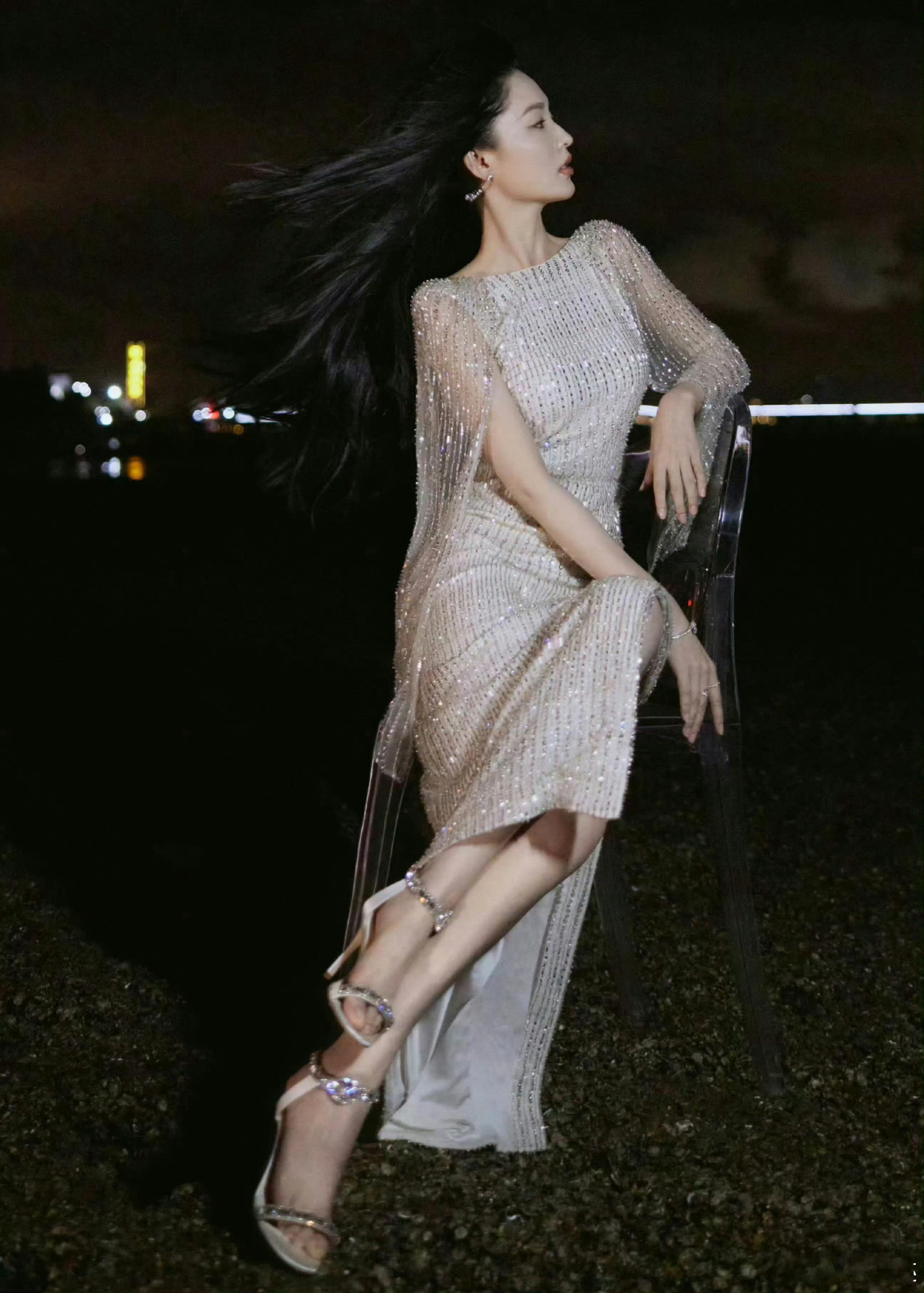 李沁一身干净利落造型亮相Prada活动李沁好美