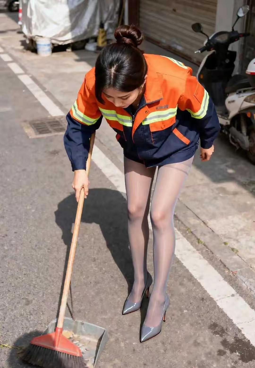 无非就是为了完成那几张照片任务，进行摆拍的，谈何有奉献公益之心啊。