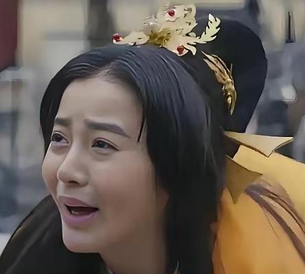 214年，曹操闯入宫中手按着宝剑对汉献帝说：“皇后何在？”汉献帝大惊失色：“久闻