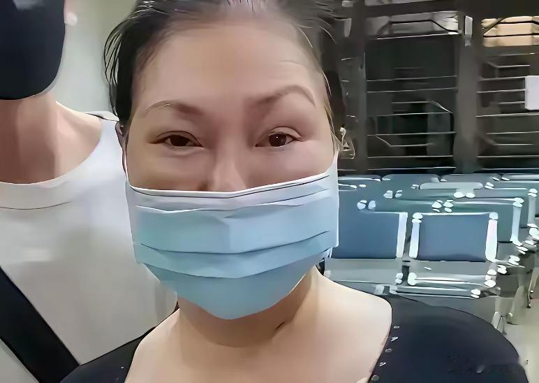 S妈坐在客厅的老藤椅上，手里攥着张泛黄的房产证复印件，指腹反复摩挲着“大S”的名