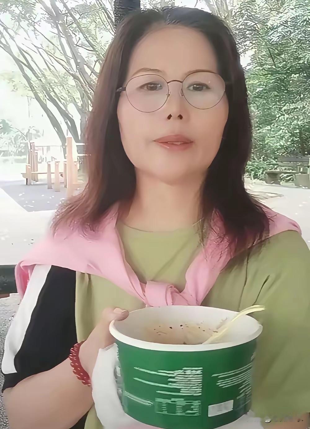 刷到小杨阿姨直播，我才知道那天是小箖箖生日她一个人在公园里，午饭就一碗海带面